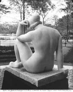 1923年（253097も参照）の後ろから見た地中海または思想（大理石）